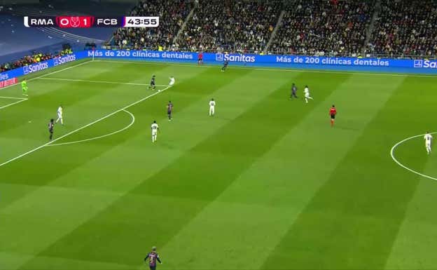 Christensen lidera la salida de balón del Barça.