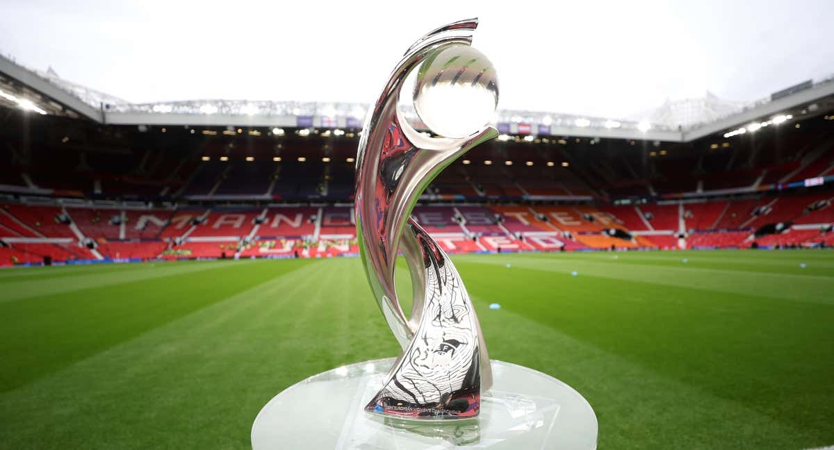 El trofeo de la Eurocopa femenina.