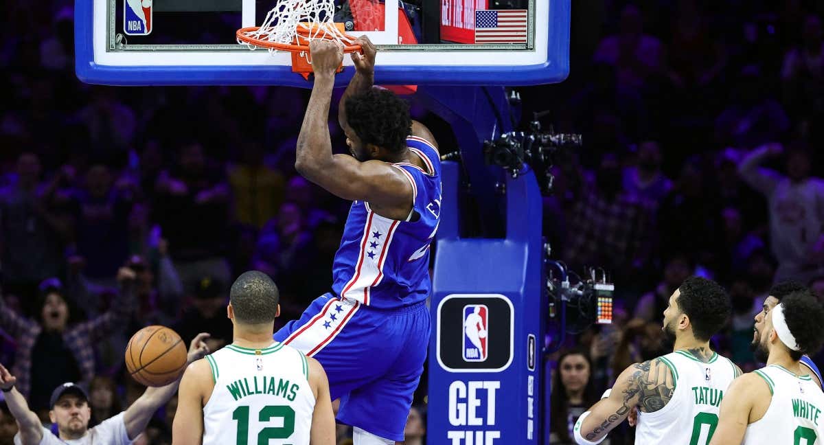 Joel Embiid machaca ante la presencia de Tatum y Williams.