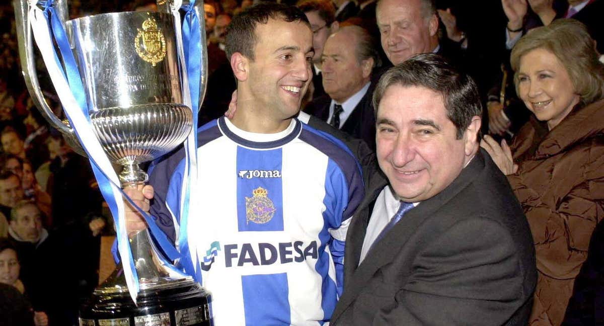 Augusto César Lendoiro, a la derecha de Fran, tras ganar la Copa del 'Centenariazo'.