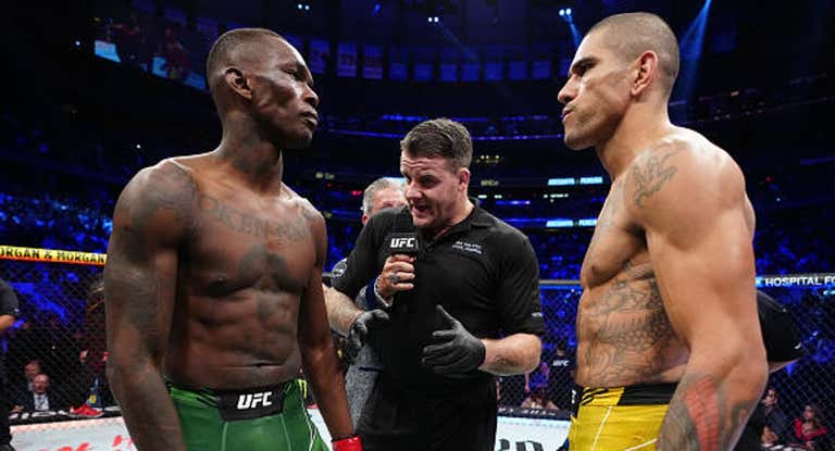 Adesanya y Pereira escuchan al árbitro antes de su combate en el UFC 281.