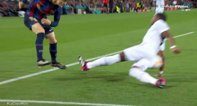 ¿Por qué la mano de David Alaba no fue penalti?