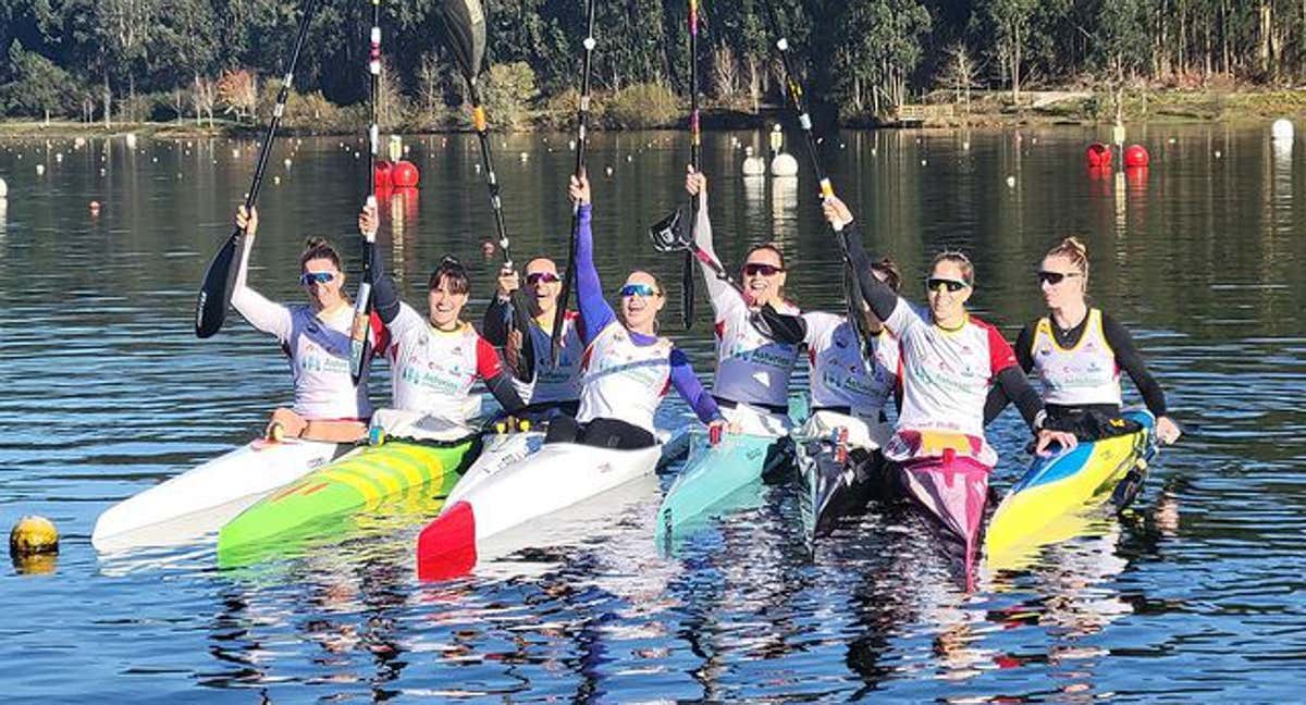 El equipo nacional de kayak entrenando en Pontevedra.