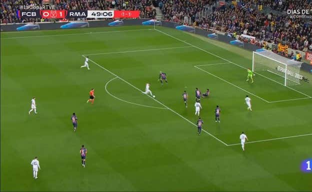 Remate franco de Benzema.