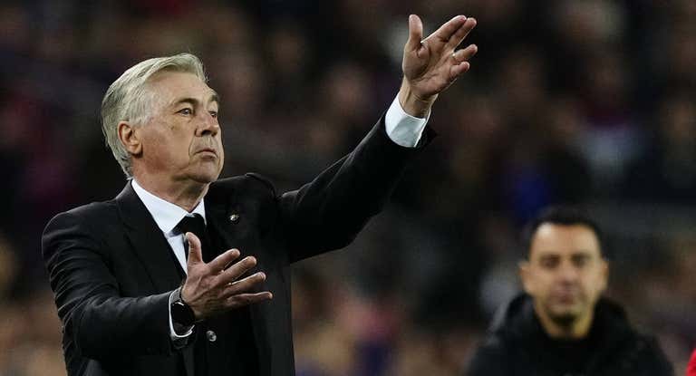 Ancelotti da instrucciones en el Camp Nou.