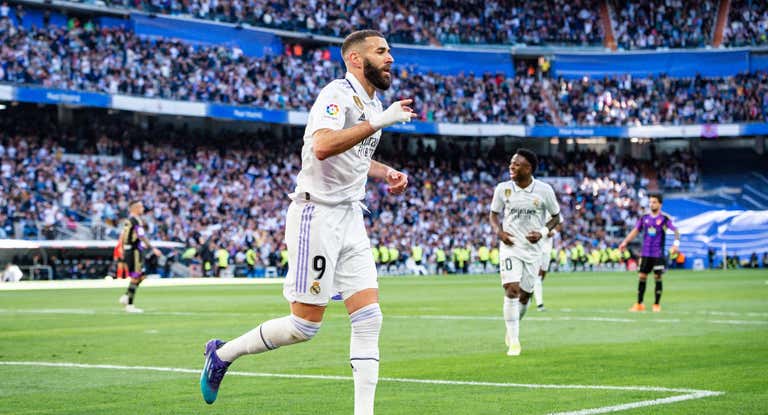 Karim Benzema celebra uno de sus goles ante el Valladolid.