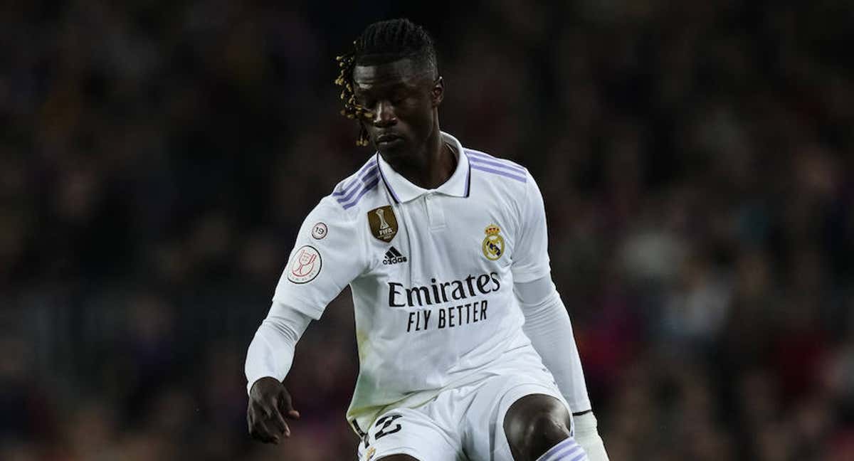 Camavinga controla un balón durante el Clásico./Getty