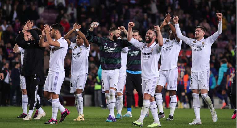 Los jugadores del Real Madrid celebran en el Camp Nou el triunfo ante el Barça.