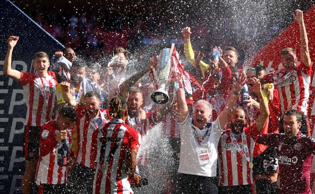 El Brentford celebra el ascenso a la Premier en Wembley. GETTY