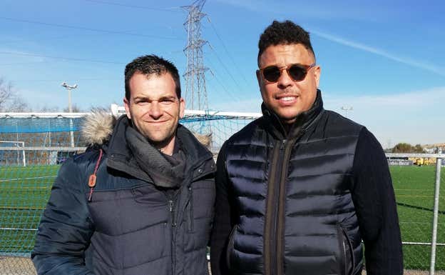 Andrés Pardo junto a Ronaldo Nazario.