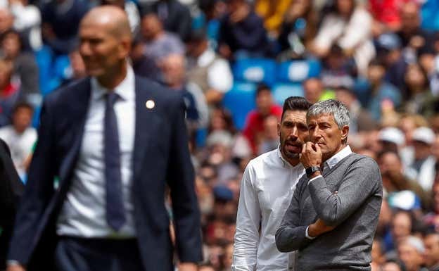 Setién habla con Sarabia en un partido en el Bernabéu.
