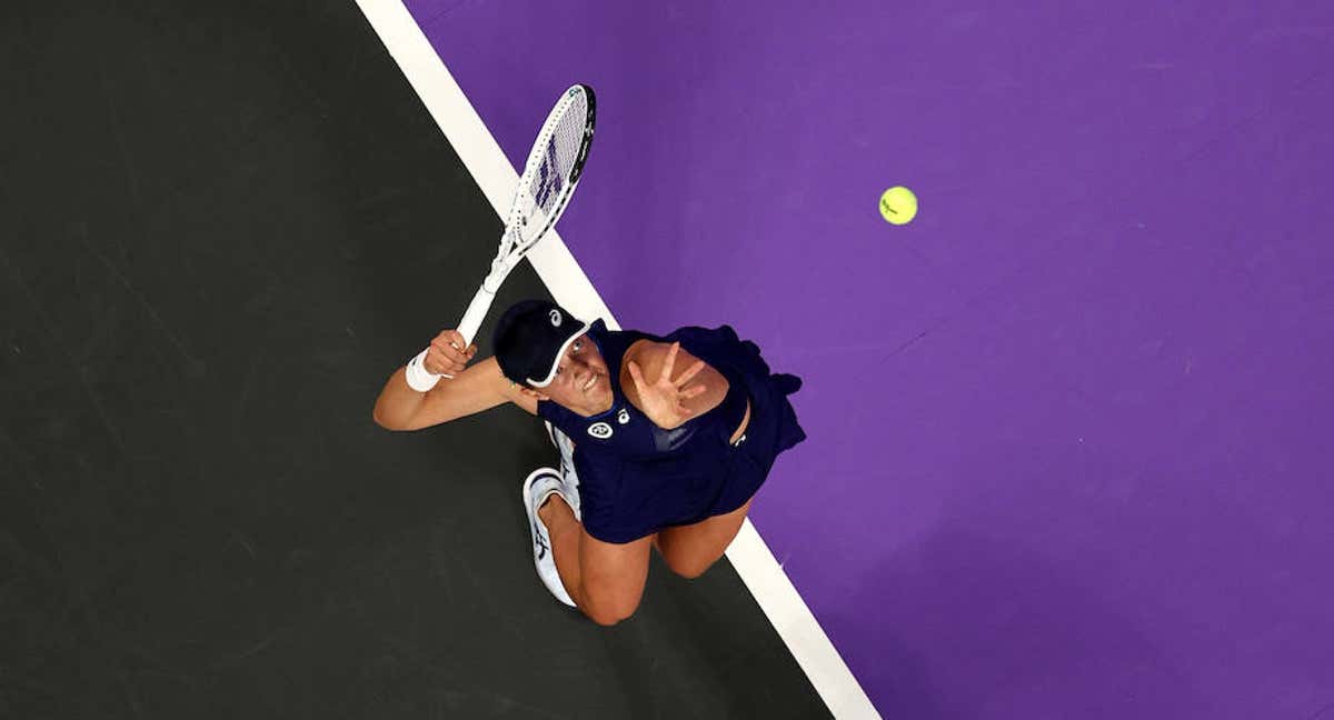 La número uno de la WTA, Iga Swiatek, saca durante las últimas WTA Finals. /Tom Pennington/Getty Images