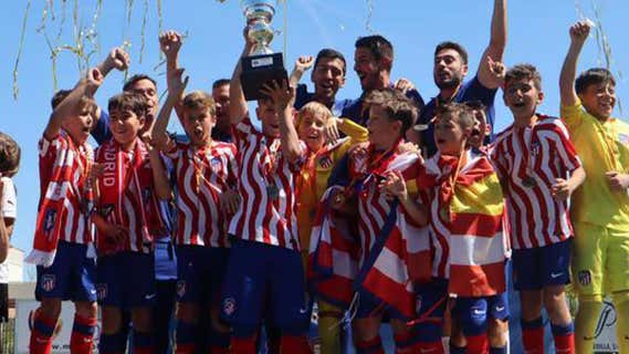 El equipo benjamín del Atlético de Madrid se proclamó campeón de la Íscar Cup este sábado tras ganar al Valencia 5-0. /ATLÉTICO DE MADRID