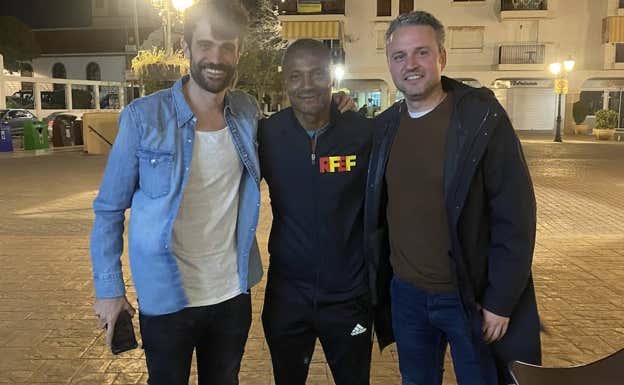 Catanha, en Torremolinos, junto a los periodistas de Relevo tras la entrevista.
