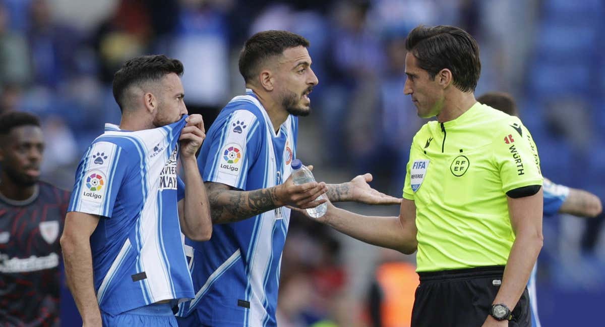 Joselu reclama a Munuera Montero por el gol anulado a Braithwaite.