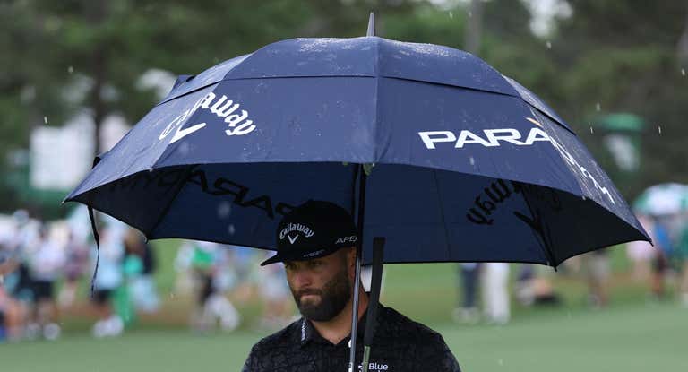 Jon Rahm se protege de la lluvia en la segunda jornada del Masters de Augusta.