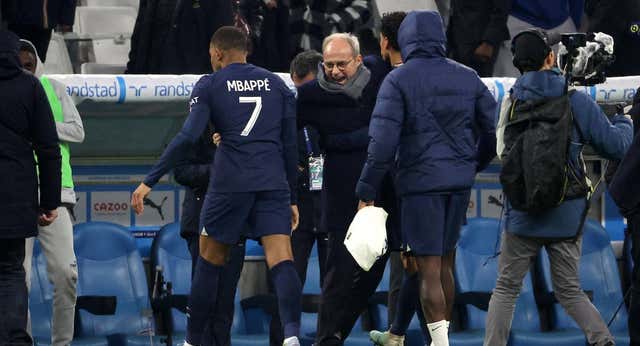 El PSG sigue mimando a Mbappé pese a los roces: su padrino Luis Campos seguirá