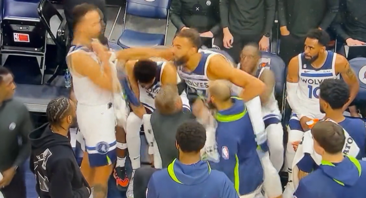 Gobert pega un puñetazo a Kyle Anderson./