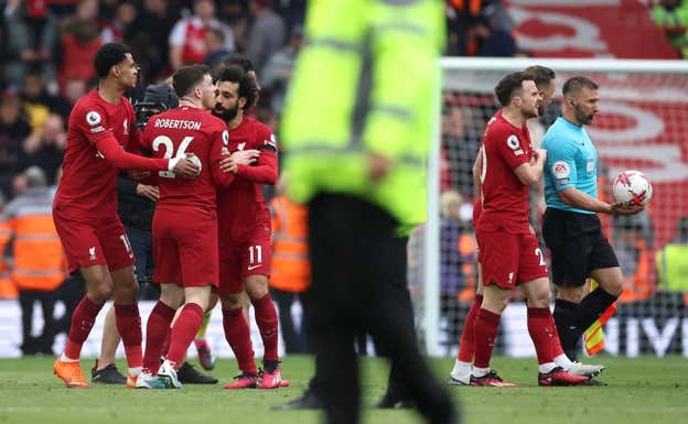 Salah y Gakpo contienen a Robertson.  REUTERS