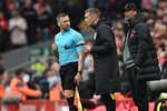 El juez de línea del Liverpool - Arsenal le da un codazo a Robertson