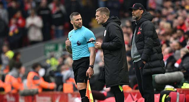 Se libra de sanción el juez de línea del Liverpool – Arsenal por dar un codazo a Robertson