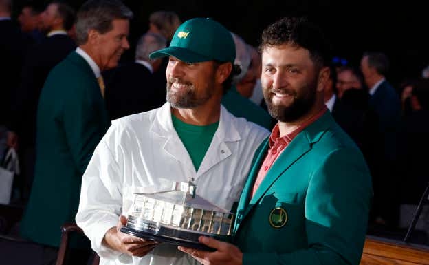 Jon Rahm quiso posar con su caddie en la ceremonia de premios. REUTERS