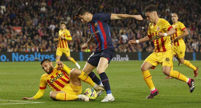 El Girona puntúa en un Camp Nou que aplaude más a Messi que al líder