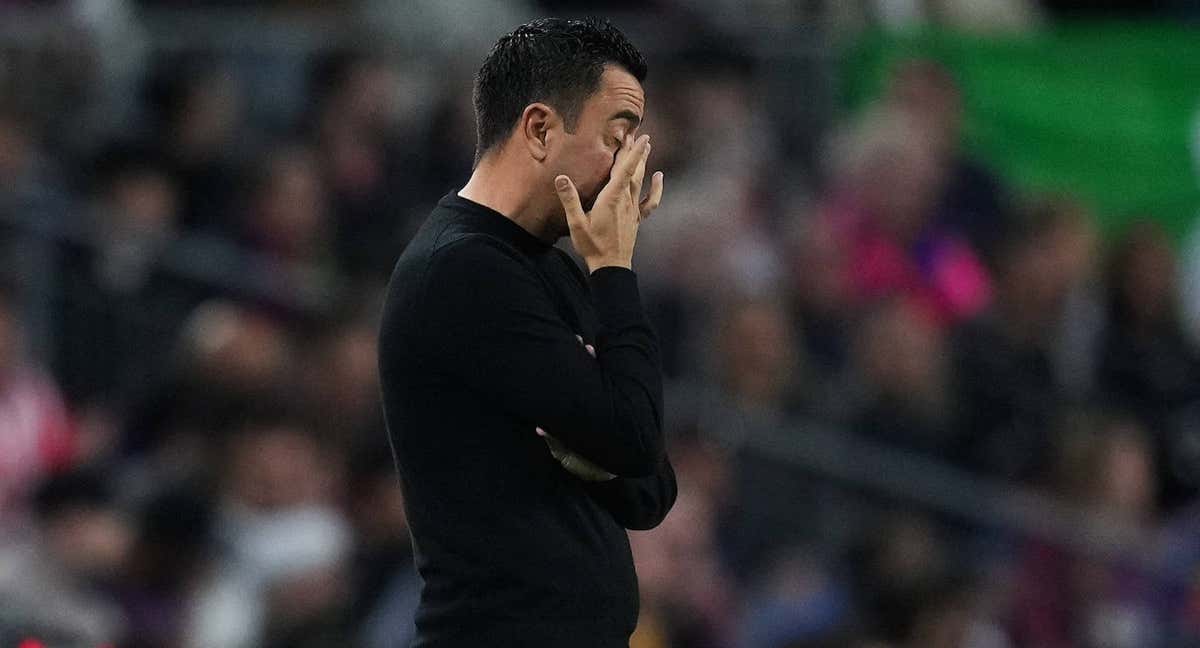Xavi se lamenta durante el partido ante el Girona.
