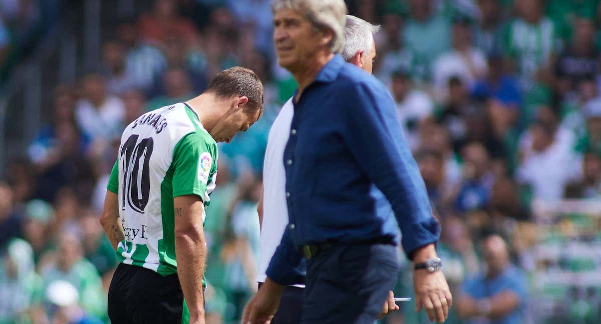 Sergio Canales pasa cabizbajo junto a Pellegrini tras ser expulsado./EP