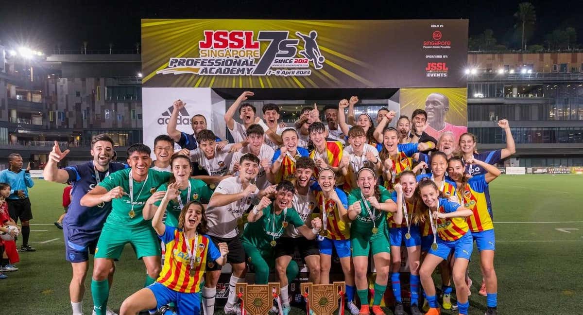 Los equipos de la Academia che celebran los títulos en Singapur. /Valencia CF.