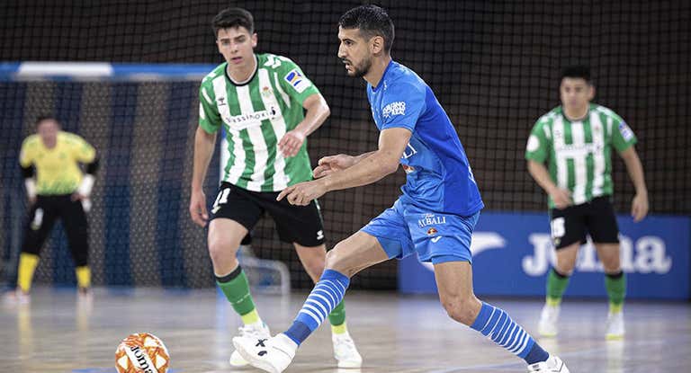 Lemine controla el balón ante Raúl Jiménez durante un partido entre el Viña Albali Valdepeñas y el Real Betis Futsal.