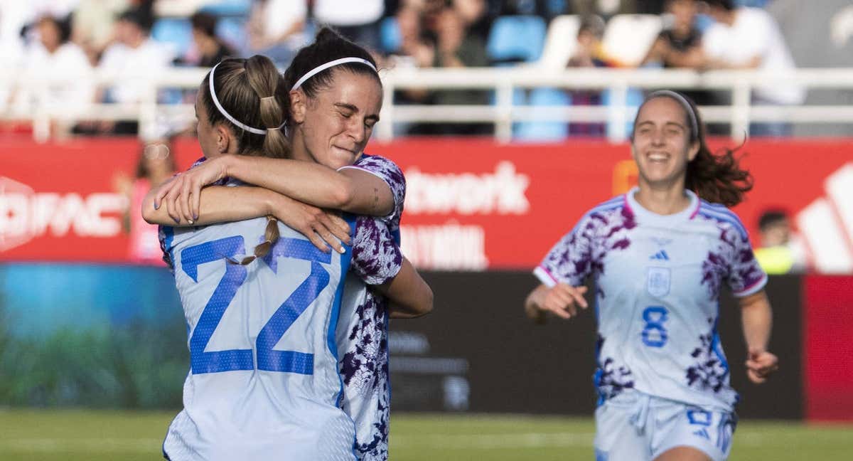 Athenea y Teresa Abelleira celebran un gol en el amistoso de la Selección ante China. /RFEF