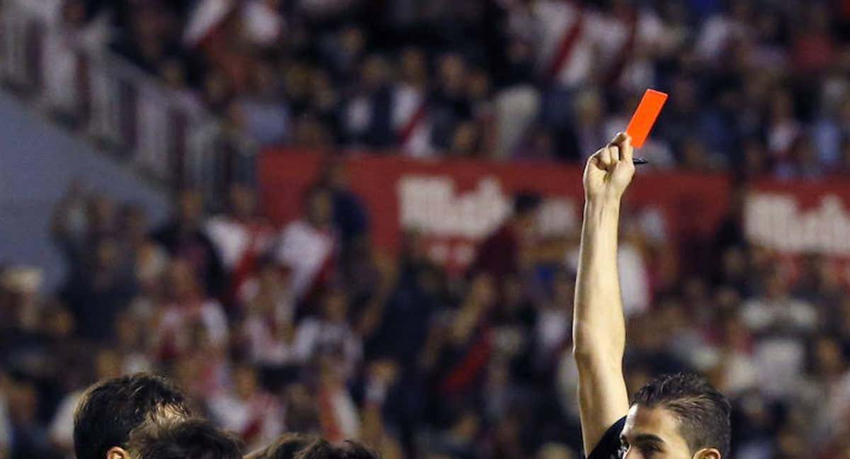 Imagen genérica de un colegiado (Vicandi Garrido) sacando una tarjeta roja./EFE