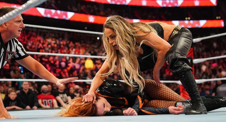 Trish Stratus ataca a Becky Lynch en Raw.
