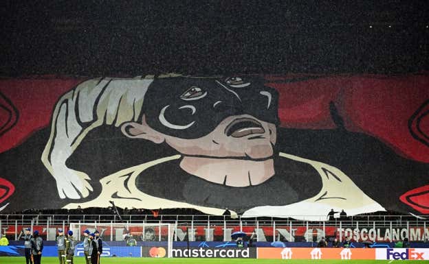 Parte del tifo del Milan en San Siro.  REUTERS