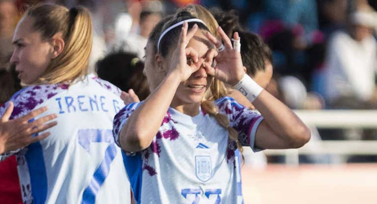Athenea del Castillo celebra su gol con España ante China.