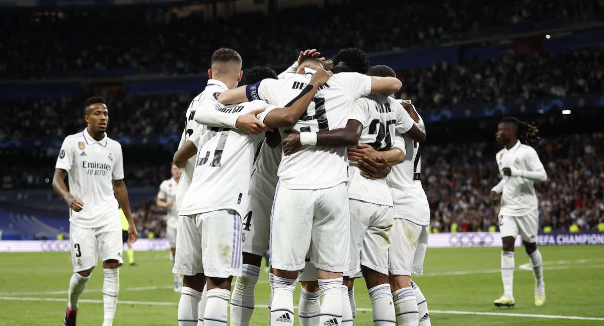 Los jugadores del Real Madrid se abrazan después del 1-0 de Benzema. /REUTERS