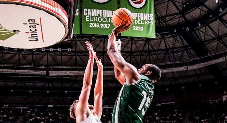 Una jugada del primer partido entre Unicaja y UCAM Murcia.