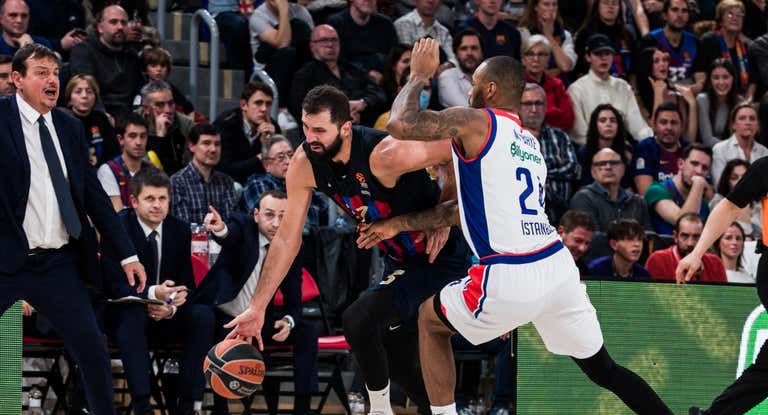 Nikola Mirotic en un partido contra Efes.