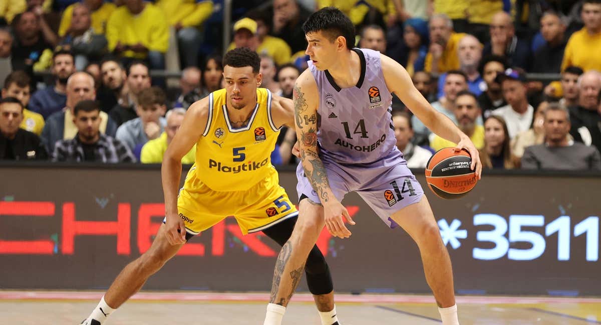 GABRIEL DECK MANEJA EL BALÓN ANTE LA DEFENSA DE WADE BALDWIN/ GETTY IMAGES