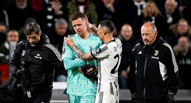 Wojciech Szczesny se retira del campo entre lágrimas tras unas molestias en el pecho