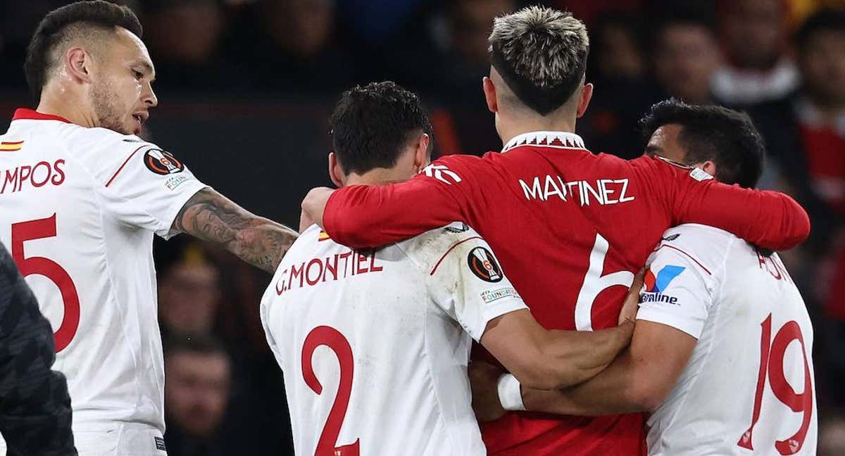 Momento del partido en el que Montiel y Acuña sacaron de Old Trafford a Lisandro. /AFP