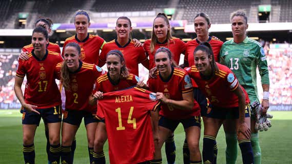 Las jugadoras de la Selección posando con la camiseta de Alexia el día del debut en la Eurocopa.  /Getty