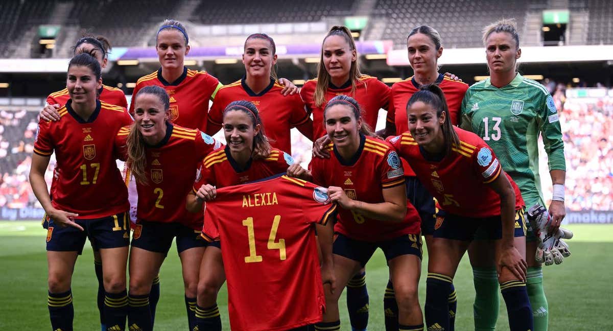 Las jugadoras de la Selección posando con la camiseta de Alexia el día del debut en la Eurocopa.
