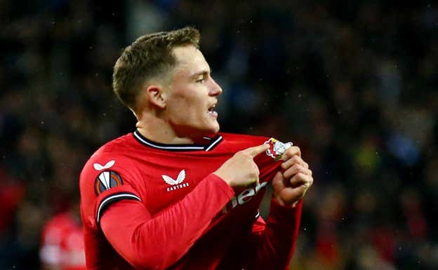 Wirtz celebra señalando el escudo del Leverkusen.  REUTERS