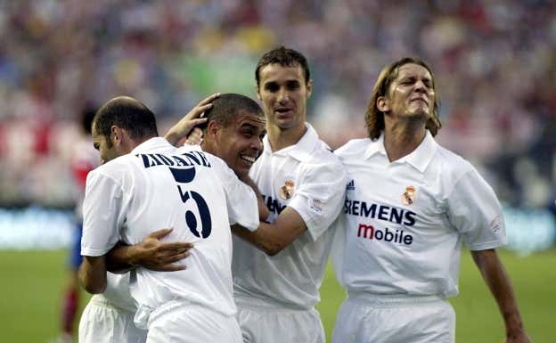Helguera felicita a Ronaldo tras un gol del brasileño.