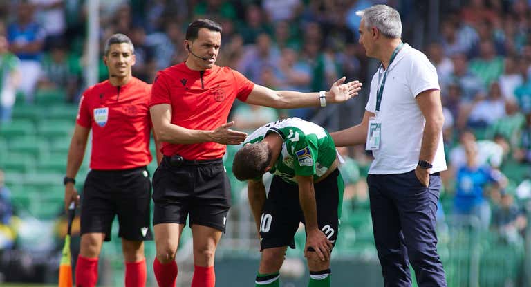 El cuarto árbitro le pide a Canales que abandone el campo en presencia del delegado bético, Víctor Antequera.