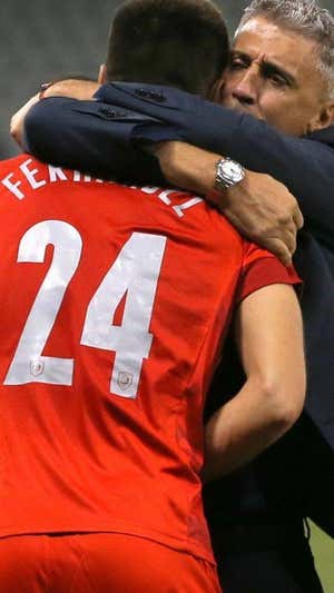 Crespo abraza a Fede Fernández tras un gol.