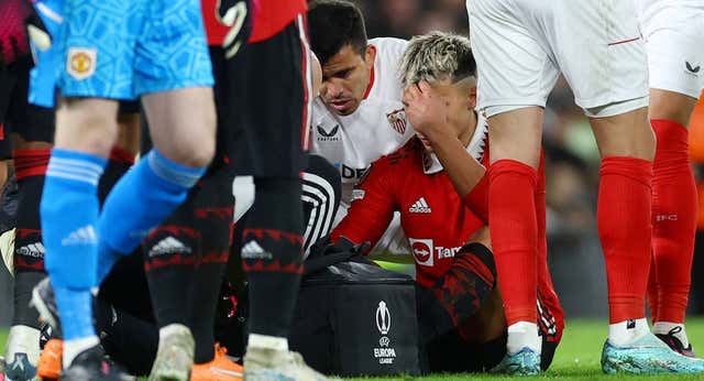 Duro revés para el United antes del Sevilla: Lisandro se pierde la temporada y Varane, la vuelta en el Pizjuán