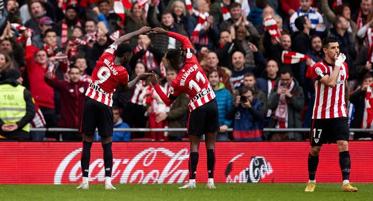 Iñaki y Nico celebran uno de los goles del mayor de los hermanos ante la Real.